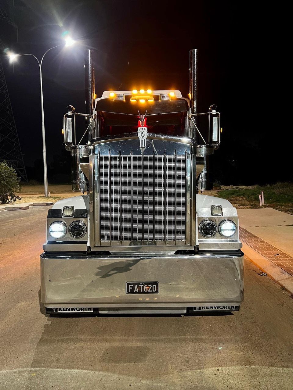 CUSTOM KNOBS-EMKWO-108 : Kenworth Old Style Badge Emblem Chrome / White