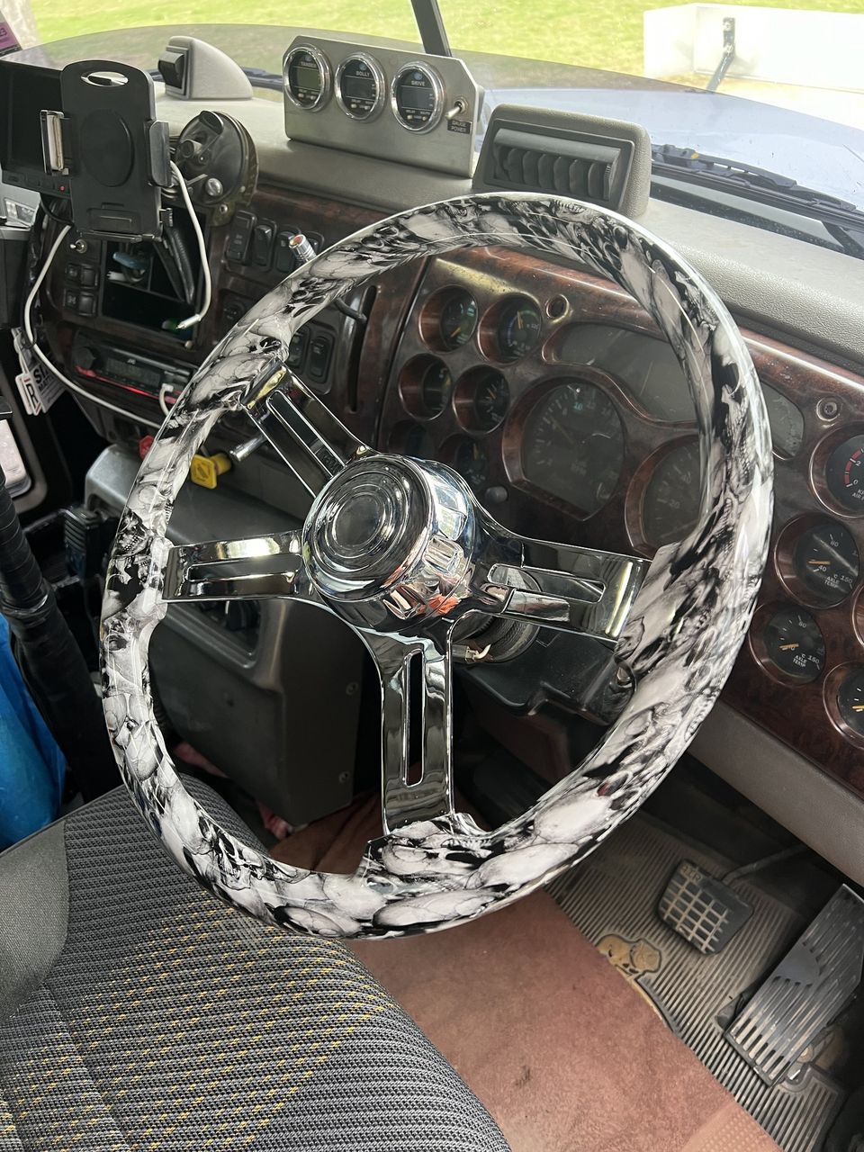 UNITED PACIFIC - 88234 : 18" SKULL STEERING WHEEL ONLY WITH HYDRO-DIP FINISH WOOD - WHITE/GREY - No Hub