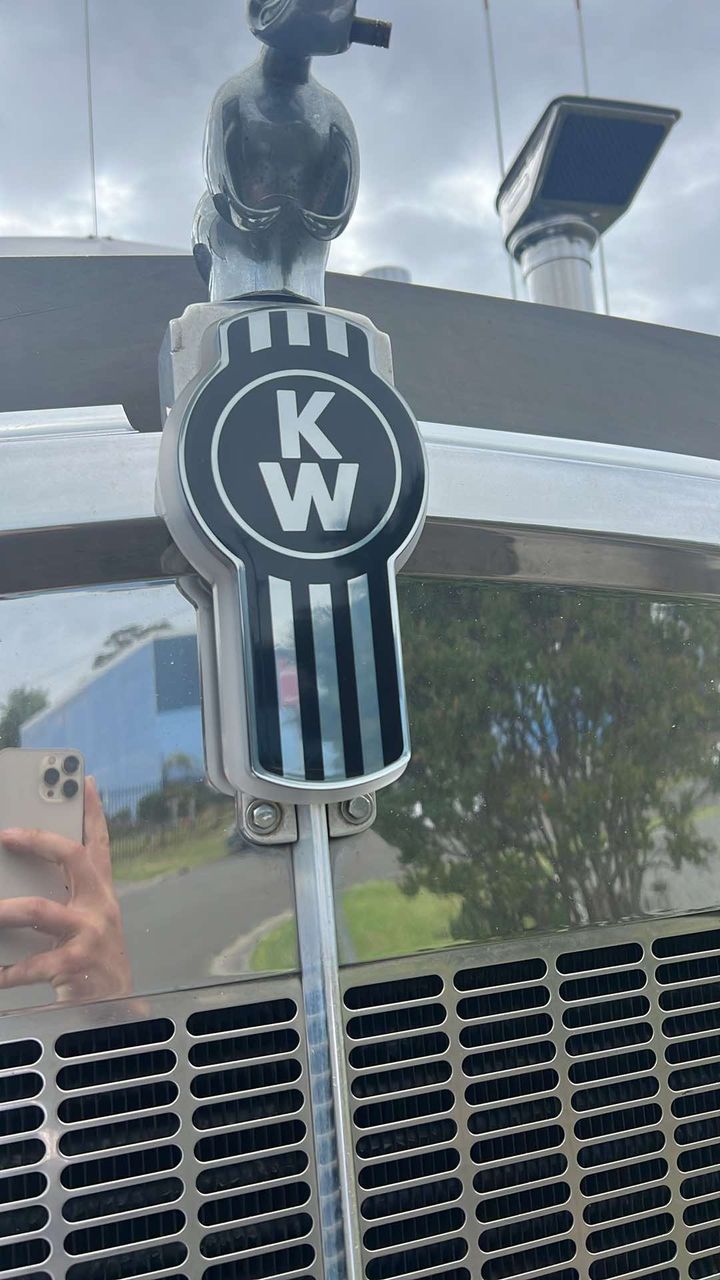 CUSTOM KNOBS-EMKW-6090 : Kenworth Original Style Badge Emblem Chrome / Black