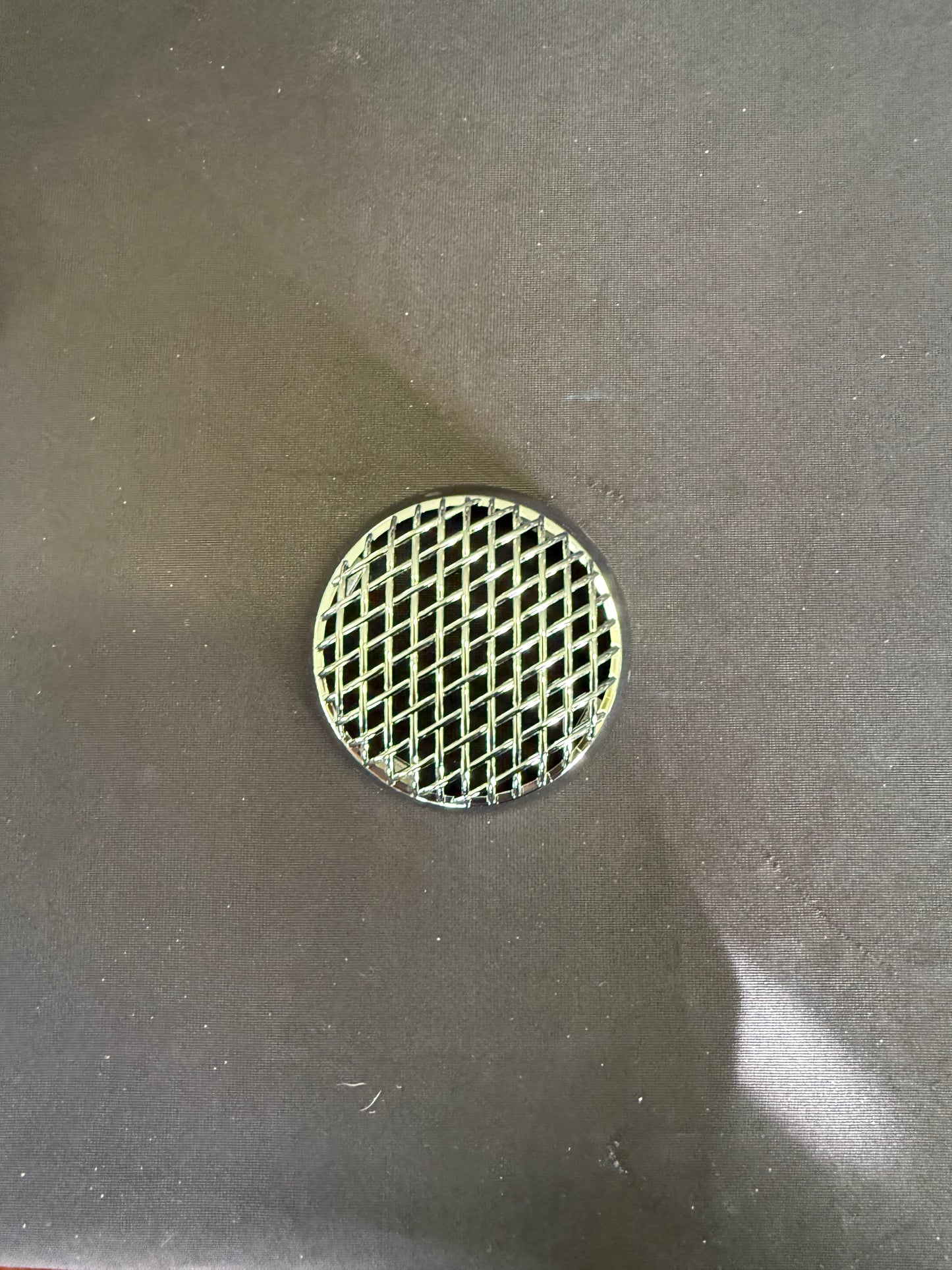 TBEZ-2CH7 : 2" Twist on Mesh Bezel