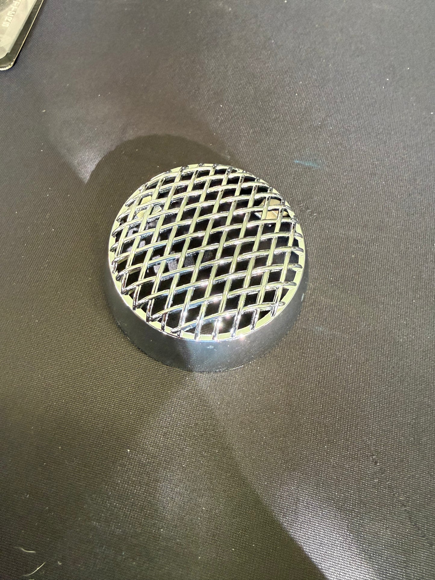 TBEZ-2CH7 : 2" Twist on Mesh Bezel