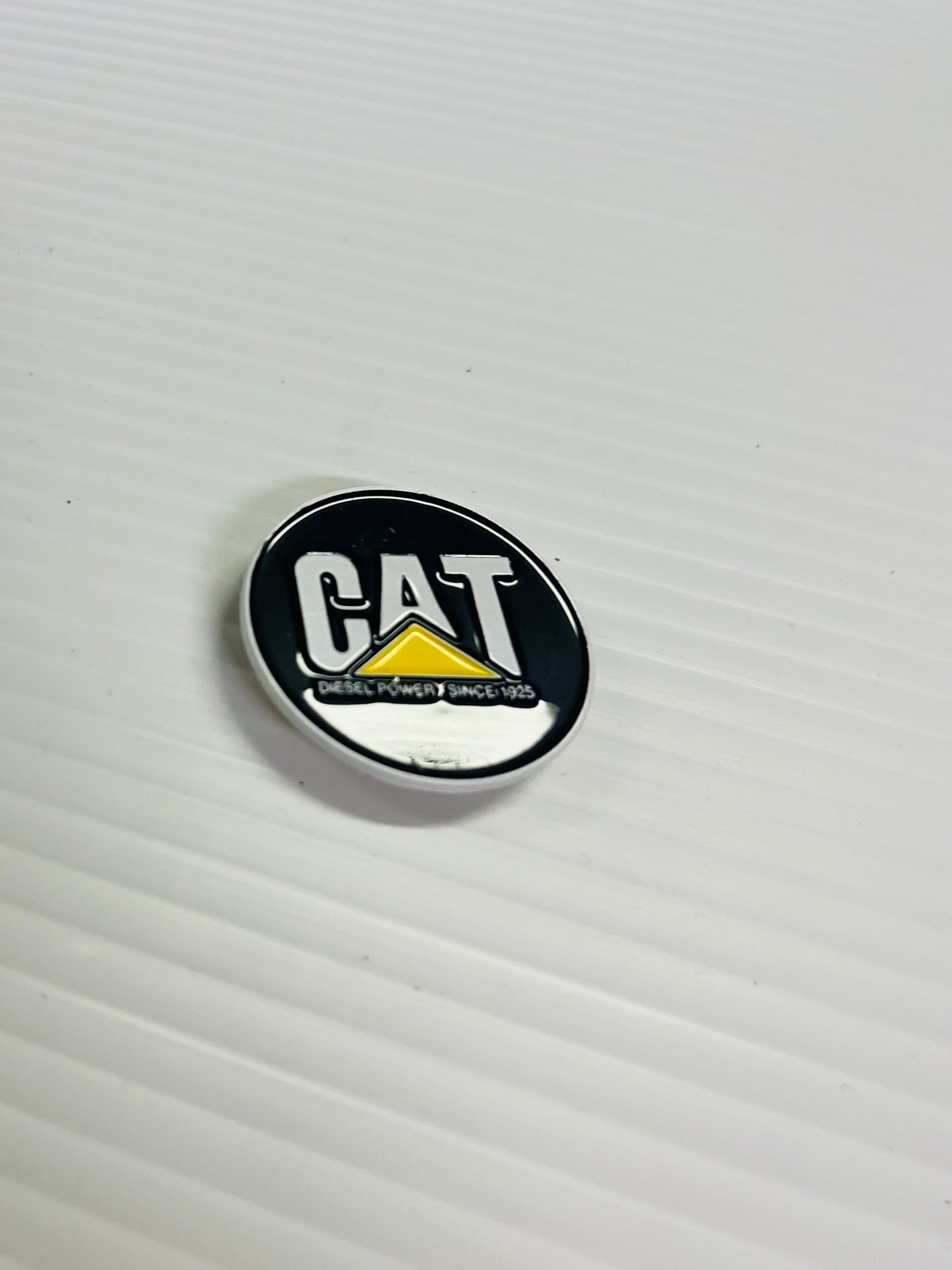 AACC - C4 - CAT black/white/yellow round Horn Honker Medallion