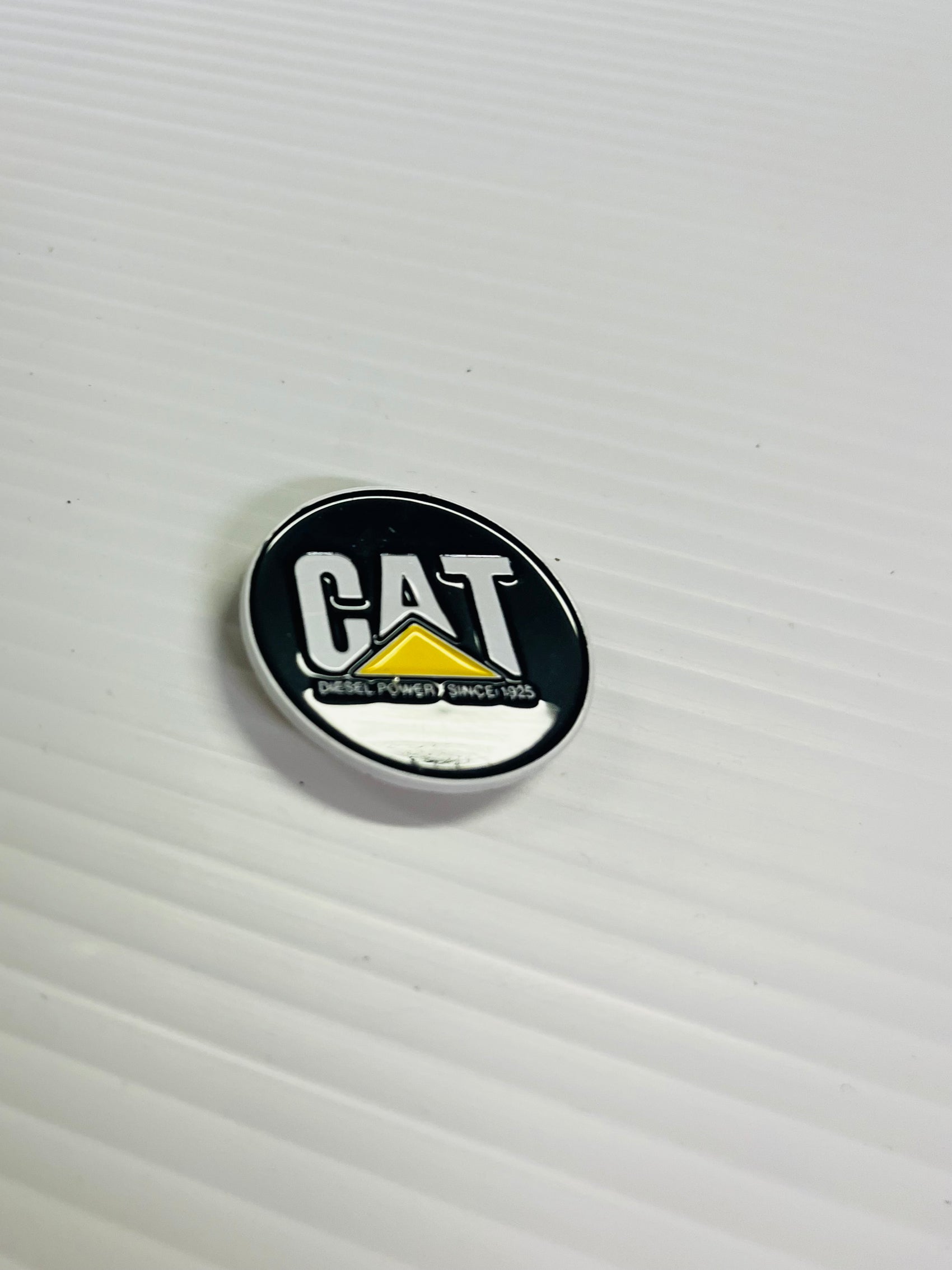 AACC - C4 - CAT black/white/yellow round Horn Honker Medallion
