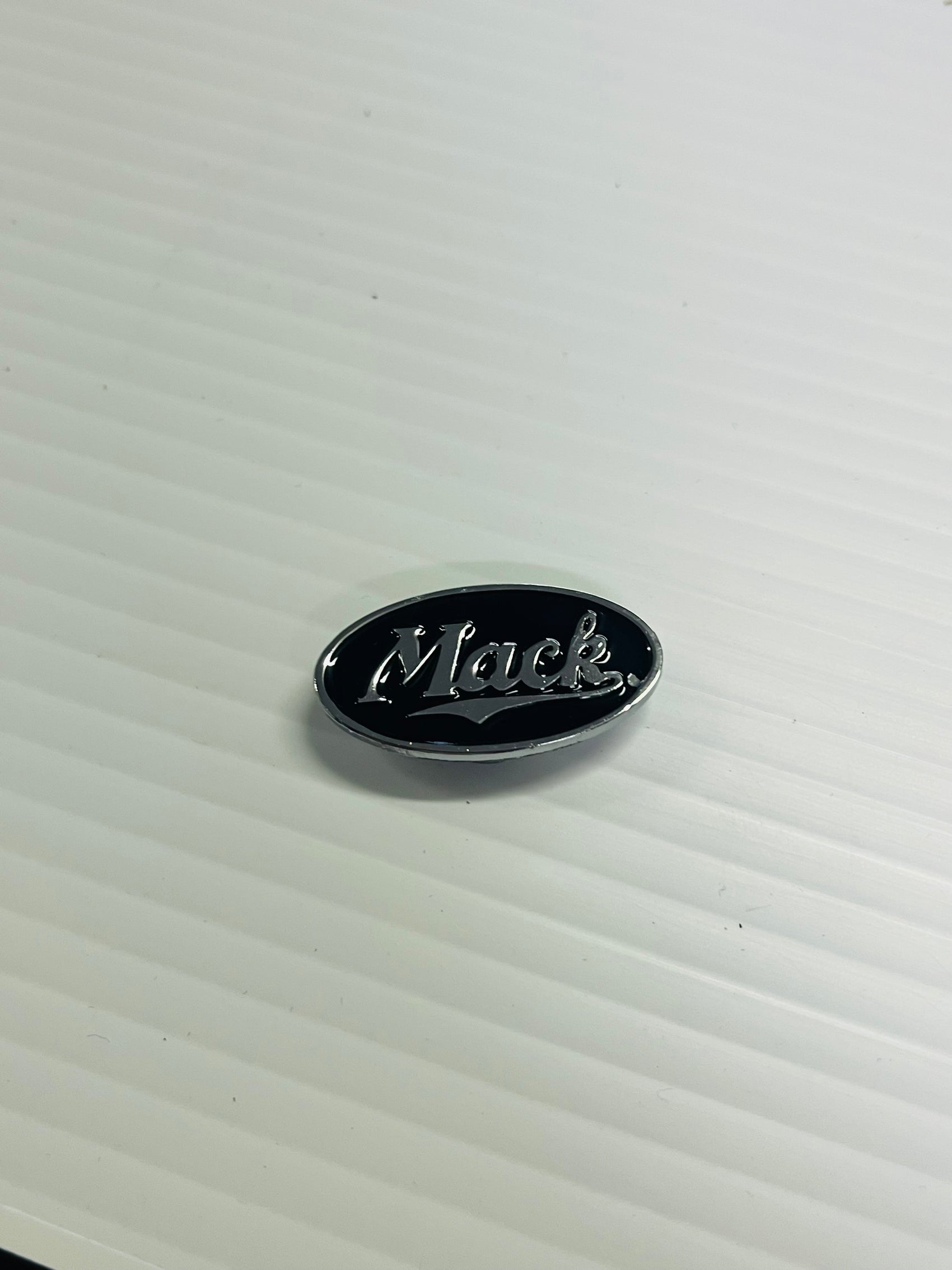 AACC - M7 - Mack black/silver oval Horn Honker Medallion