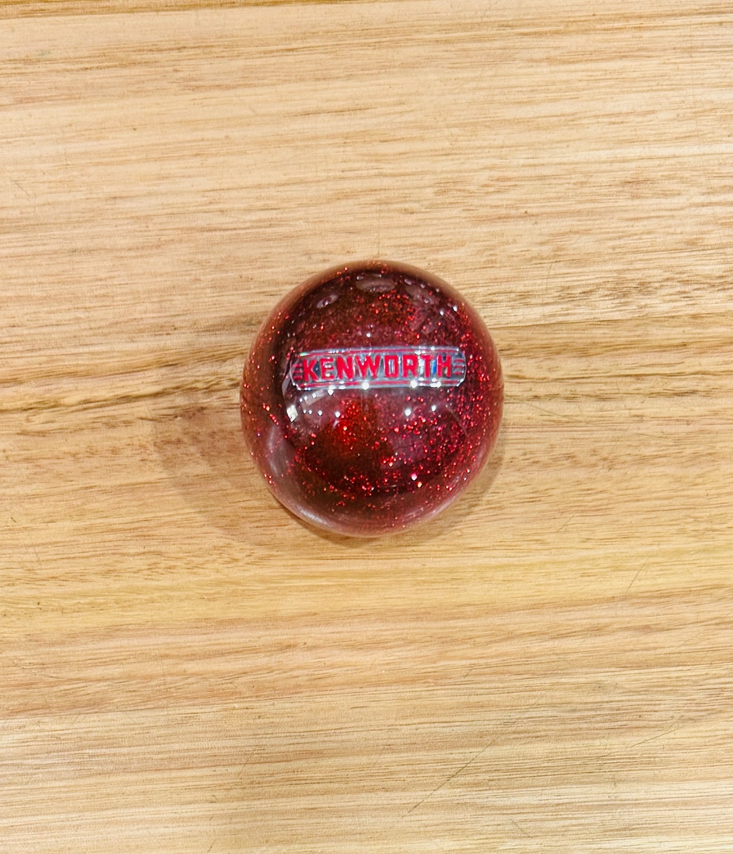 GS-KR3: KENWORTH Red Glitter Round Knob with long silver/red strip logo