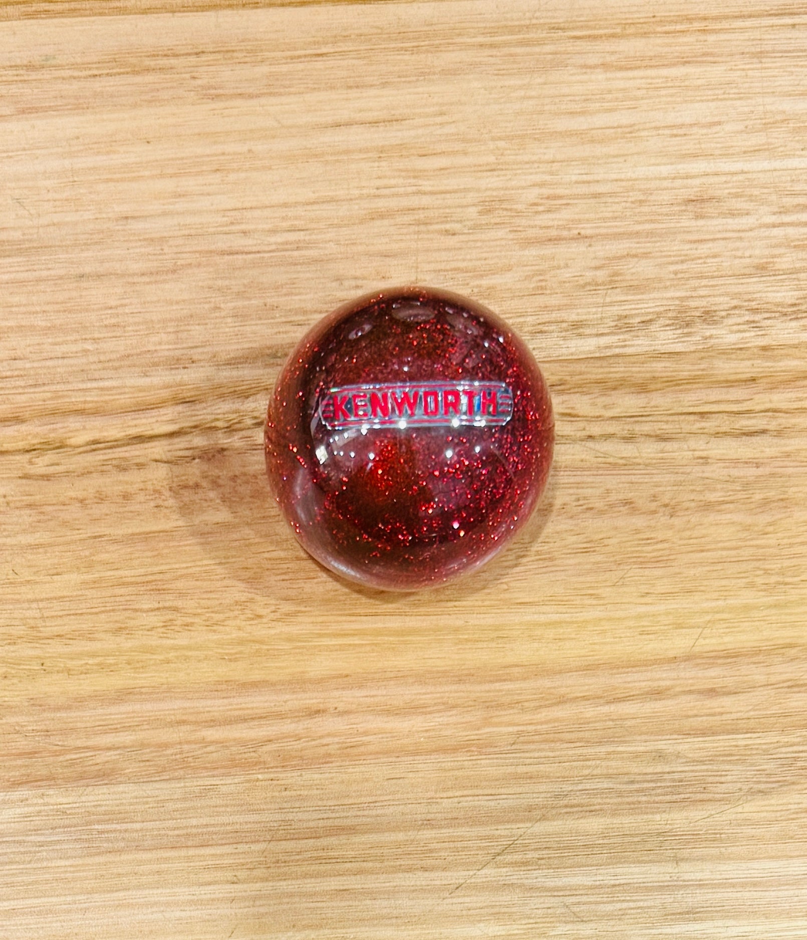 GS-KR3: KENWORTH Red Glitter Round Knob with long silver/red strip logo