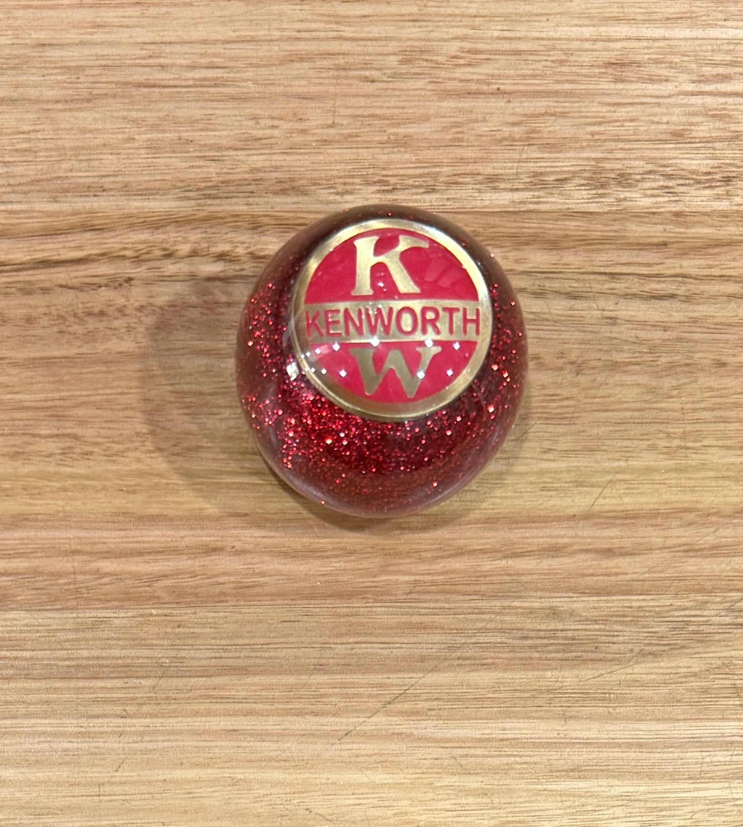 GS-KR4: KENWORTH Red Glitter Round Knob with Round brass/red KW logo