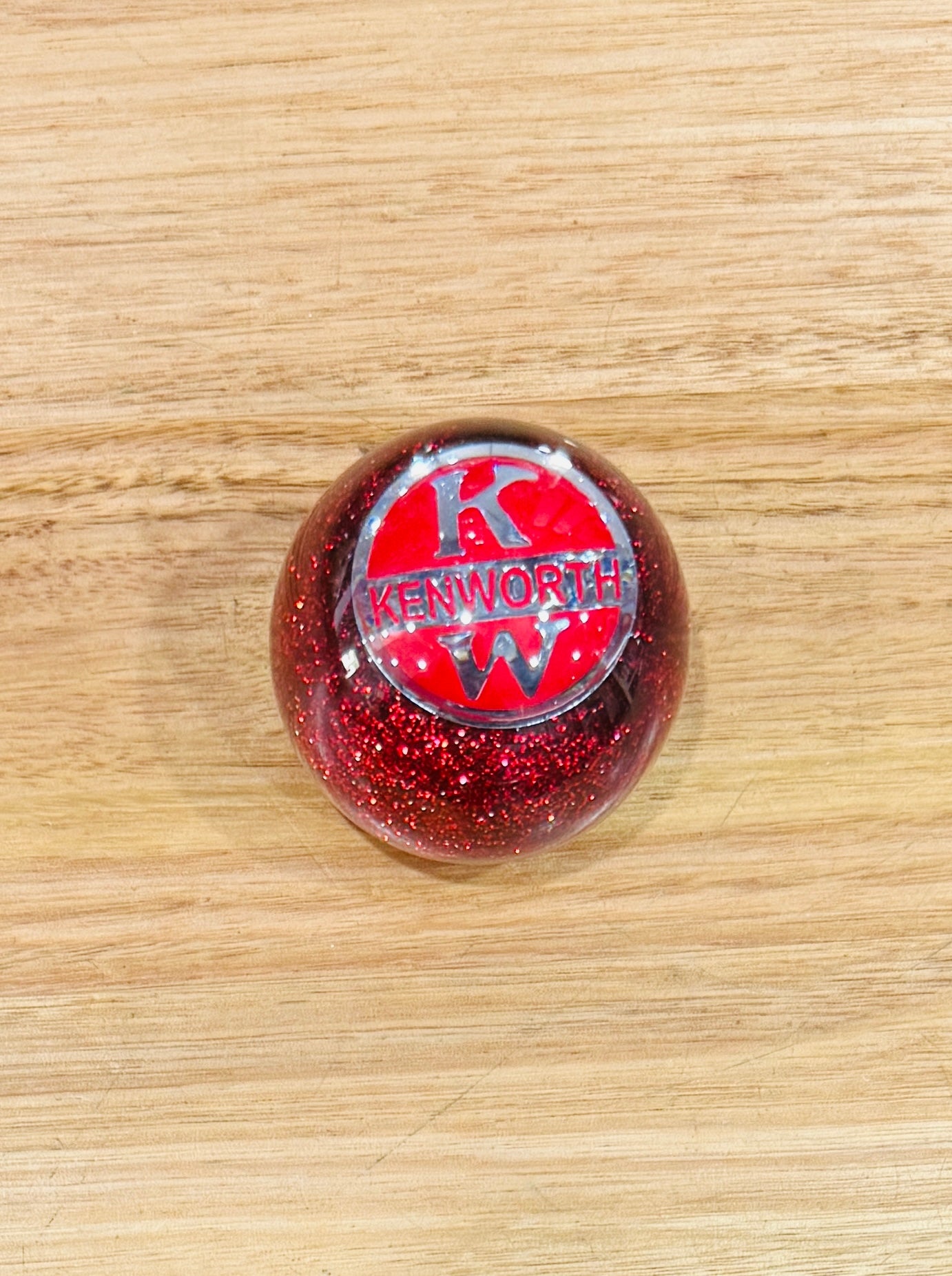 GS-KR8: KENWORTH Red Glitter Round Knob with Round silver/red KW logo