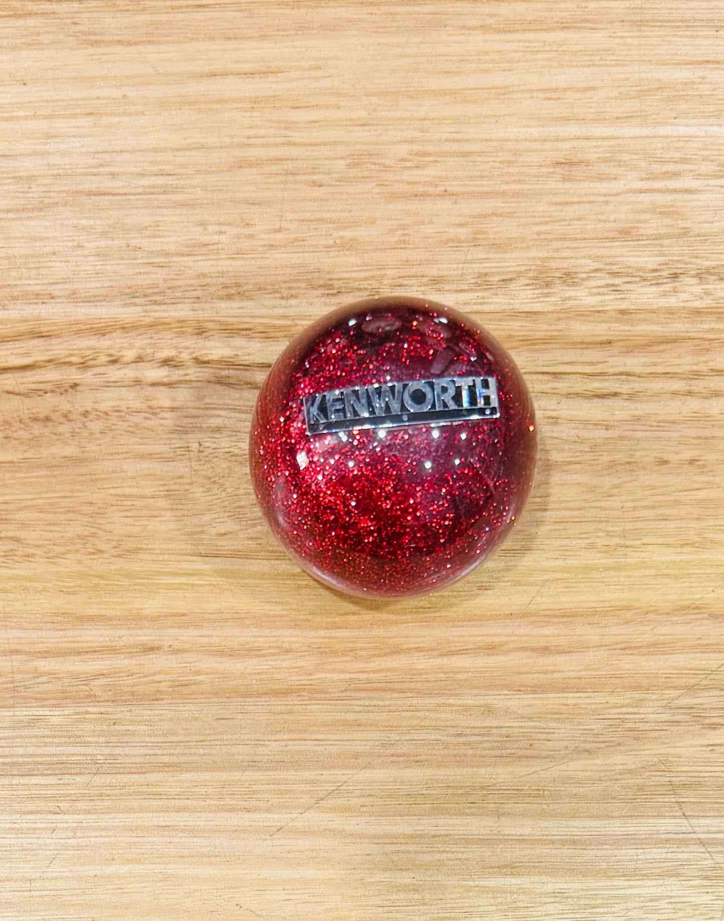 GS-KR12: KENWORTH Red Glitter Round Knob with silver/black strip logo