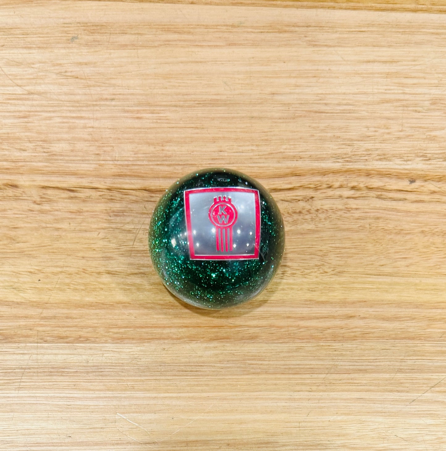 GS-KG1: KENWORTH Green Glitter Round Knob with Square silver/red KW logo