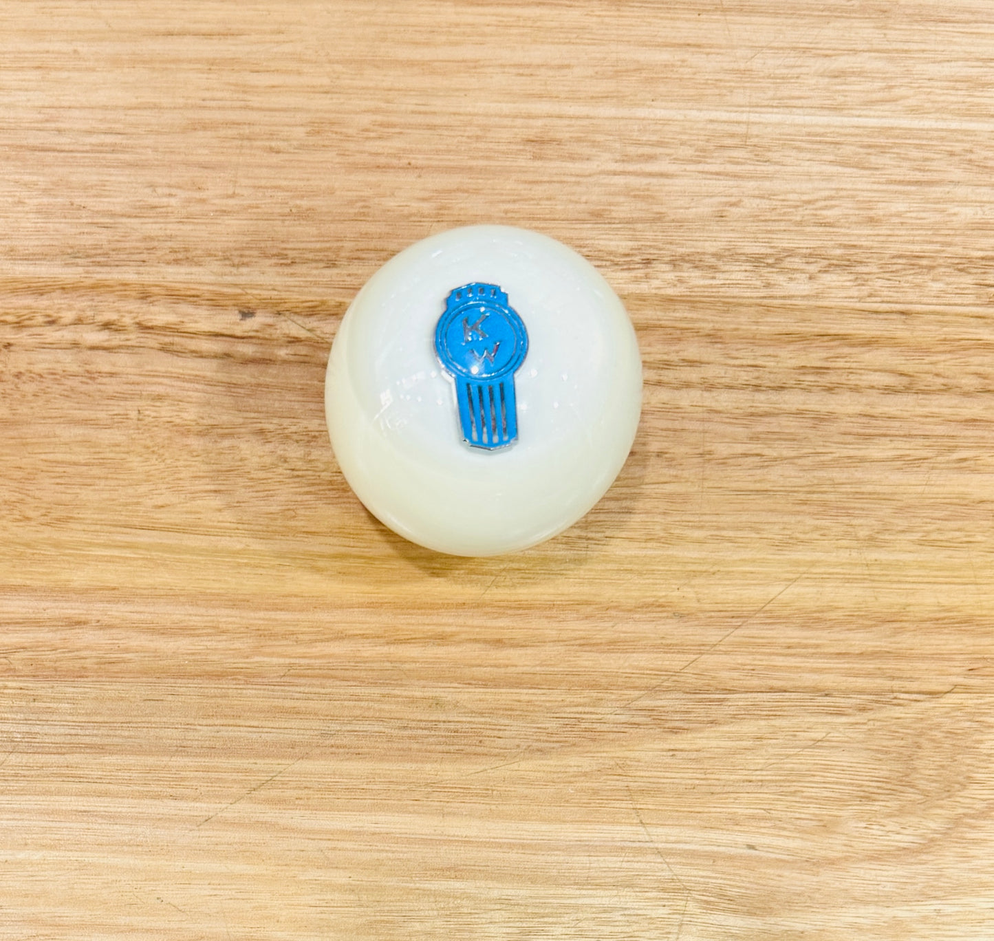 GS-KW8: KENWORTH White Round Knob with blue/silver KW