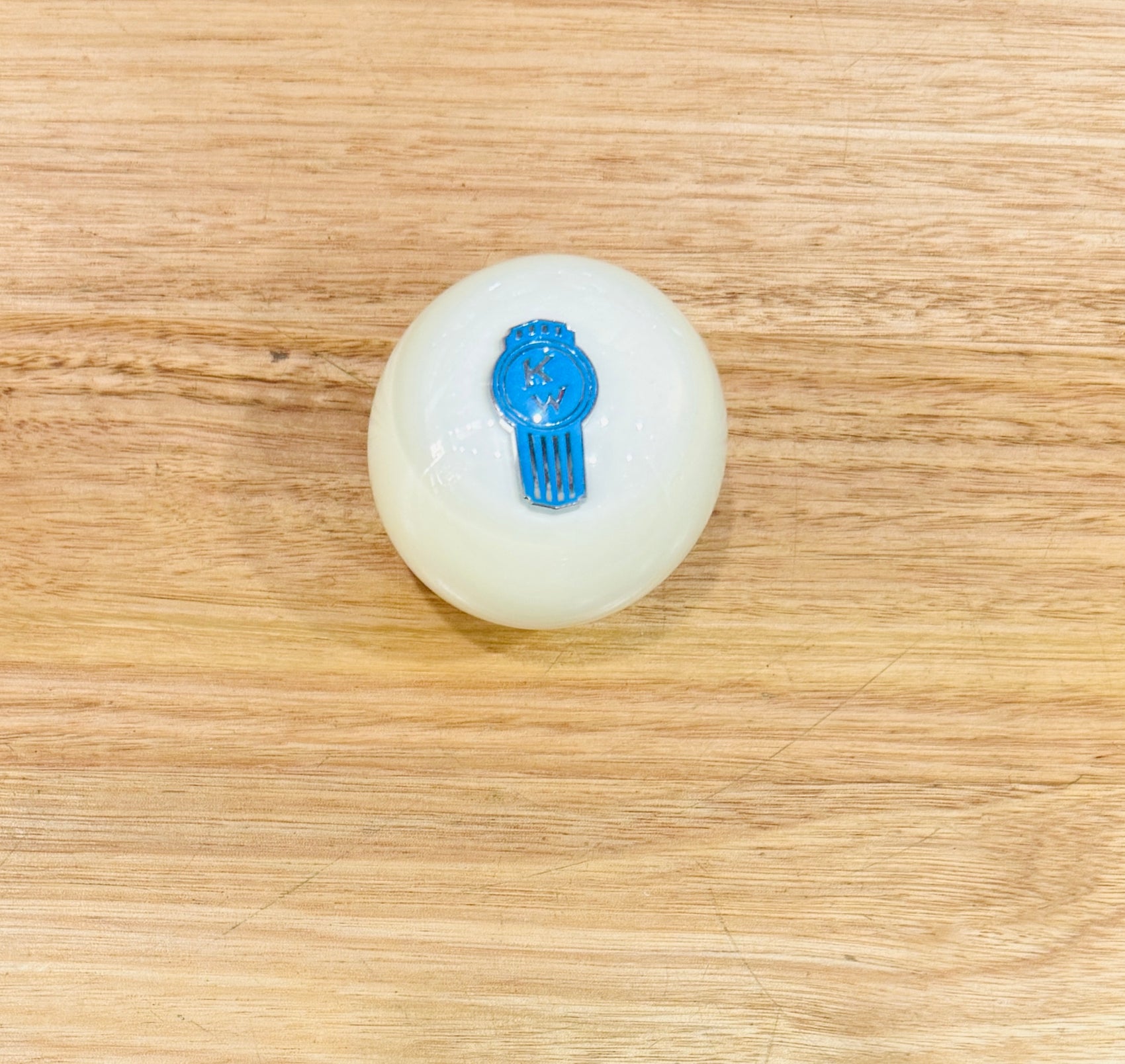 GS-KW8: KENWORTH White Round Knob with blue/silver KW