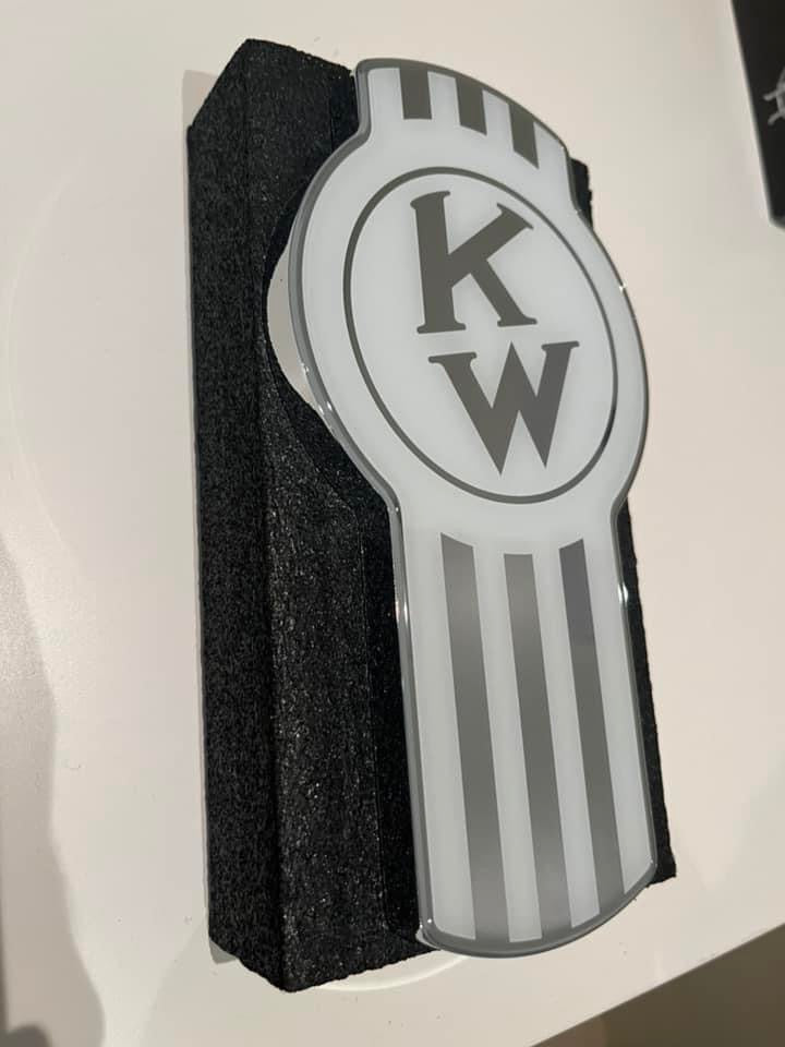 CUSTOM KNOBS-EMKWO-108 : Kenworth Old Style Badge Emblem Chrome / White