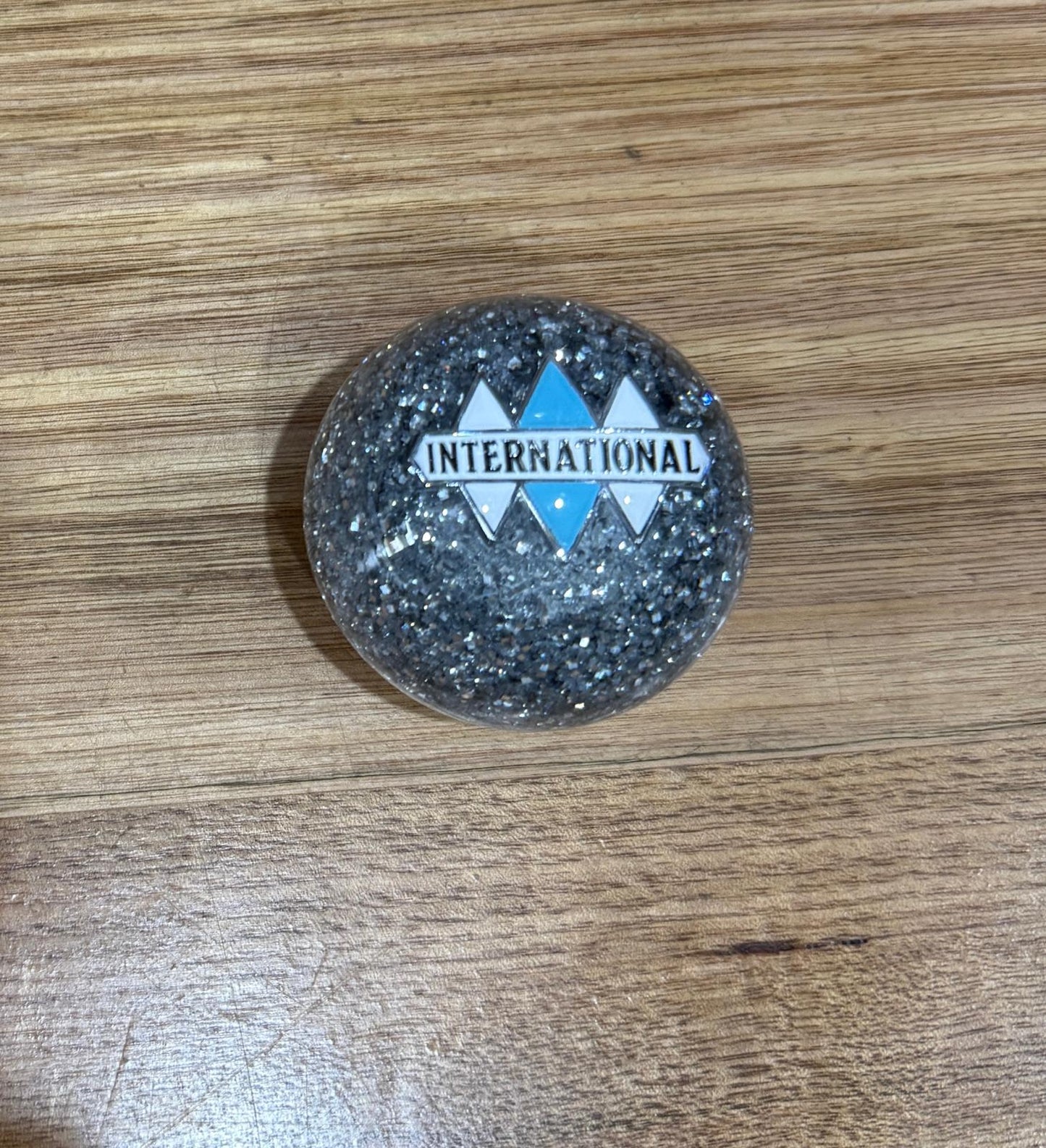 GS-IS1 : Silver Glitter Round Gear Shifter Knob with white/silver/blue INTERNATIONAL logo detail