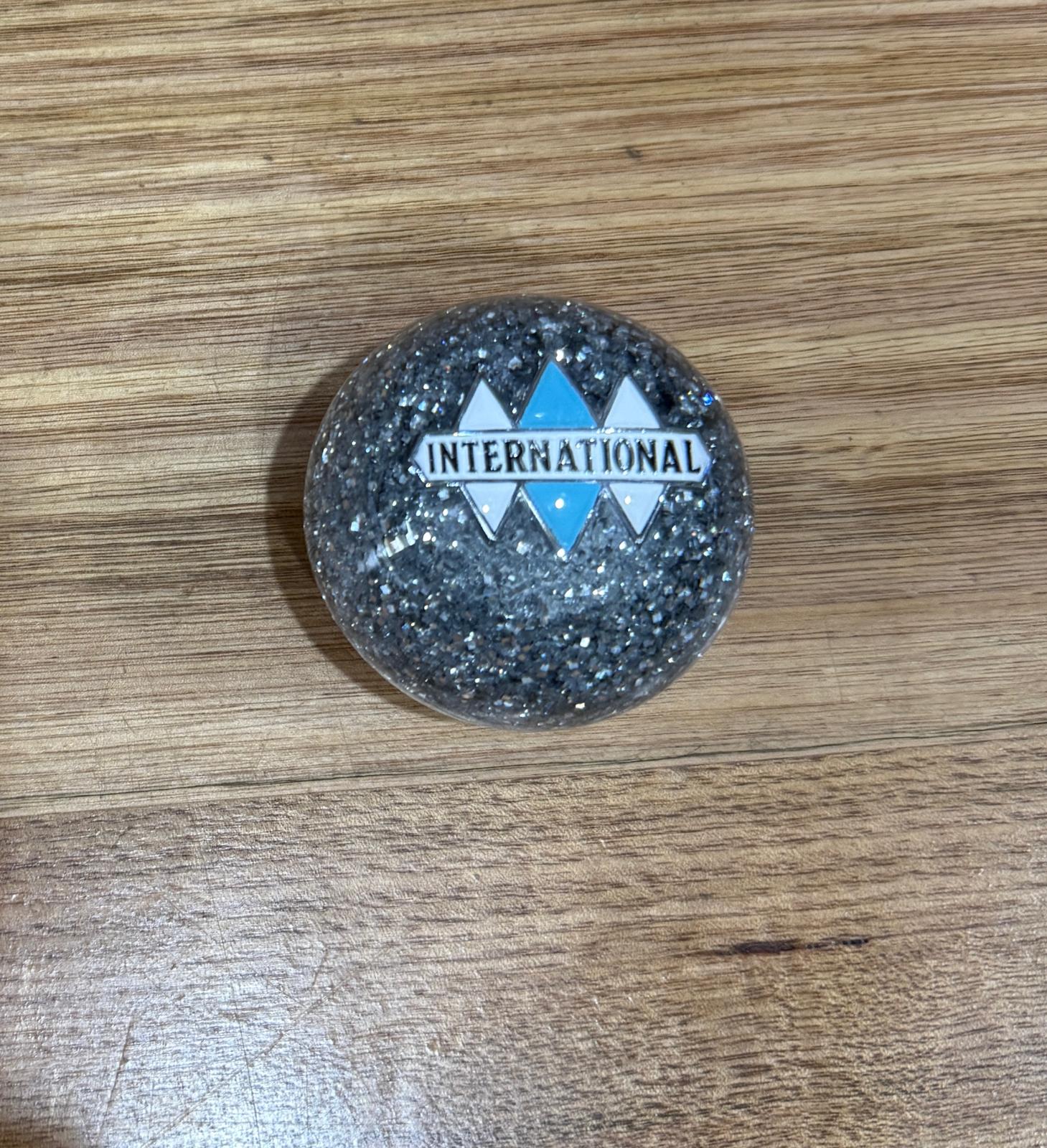 GS-IS1 : Silver Glitter Round Gear Shifter Knob with white/silver/blue INTERNATIONAL logo detail