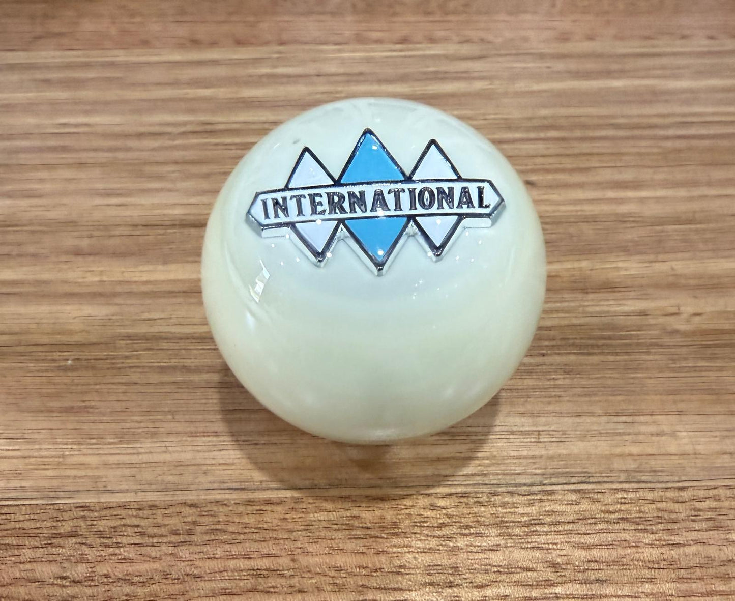 GS-IW1 : White Round Gear Shifter Knob with white/silver/blue INTERNATIONAL logo detail